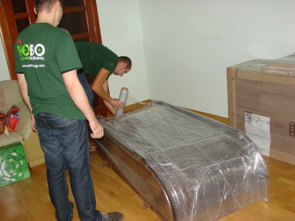 Пакування меблів у стрейч-плівку перед квартирним переїздом у Львові